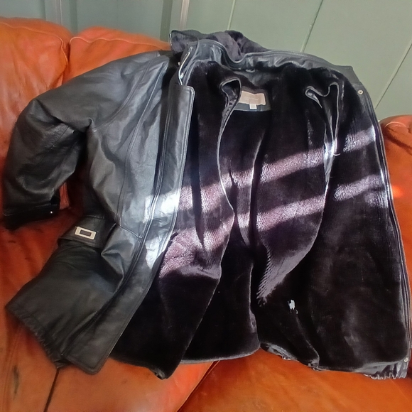 Leather jacket with a zippable fleece lining - Picture 5 of 6